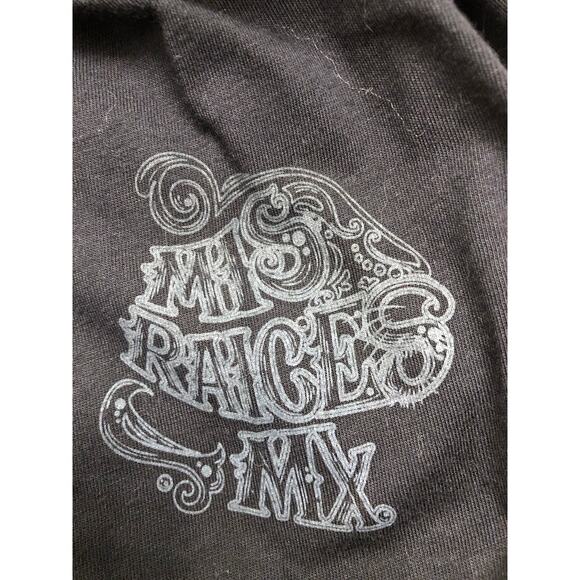 Mis Raices Charro Hat Sm Red Velvet Accents Graphic T Shirt Skull Guns Western - Picture 7 of 7